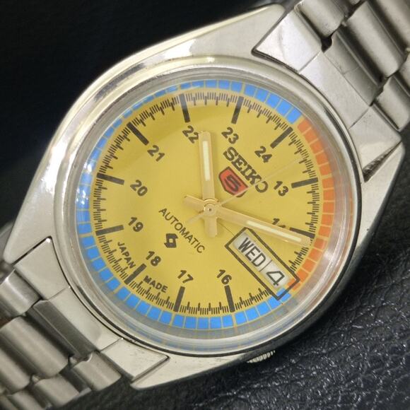 Vintage 1983 Seiko Automatic Mens Silver Watch W/daydate & Yellow accents - Picture 1 of 10